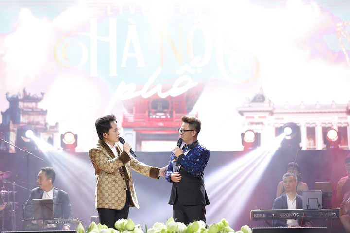 Đêm nhạc không có MC, mỗi ca sĩ bước ra sẽ tự tâm tình với khán giả bằng câu chuyện, cảm xúc thực của mình về những ký ức Hà Nội đã lưu giữ suốt thời thơ ấu của họ. Điều này tạo nên không gian âm nhạc ấm cúng, nhẹ nhàng mà chân thực cho khán giả, đồng thời giúp công chúng cảm thấy gần gũi hơn với các ca sĩ trong chương trình.