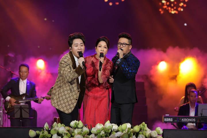 Mới đây chương trình ca nhạc "Hà Nội phố" với sự góp mặt của 3 giọng ca đình đám: Mỹ Linh, Bằng Kiều, Tùng Dương diễn ra tại Hà Nội.