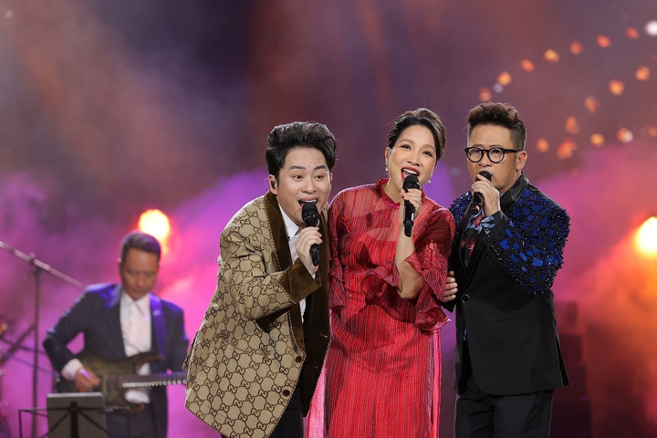 Đêm nhạc tái hiện lại không gian Hà Nội trong ký ức của khán giả thông qua những ca khúc bất hủ về Thủ đô như: Em ơi Hà Nội phố, Hà Nội 12 mùa hoa, Ngẫu hứng phố...