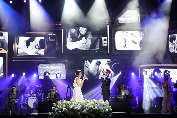 Điều thú vị trong đêm nhạc chính là sự hội ngộ của Bằng Kiều và Mỹ Linh - cặp đôi đình đám của làng nhạc Hà Nội thập niên 90. Hơn thế nữa, người đệm đàn và phối khí cho cặp đôi thể hiện ca khúc Trái tim không ngủ yên lại chính là nhạc sĩ Anh Quân - chồng của diva Mỹ Linh.