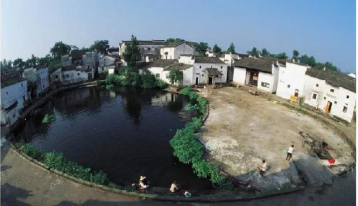 Một ao làng được thiết kế theo kiến trúc âm dương. (Ảnh: Sohu)