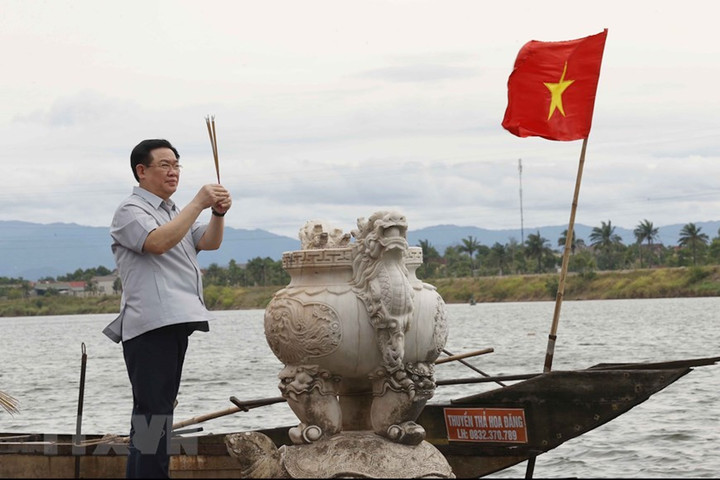 Chủ tịch Quốc hội Vương Đình Huệ dâng hương tưởng niệm các Anh hùng liệt sỹ bên bờ sông Thạch Hãn. (Ảnh: Doãn Tấn/TTXVN)