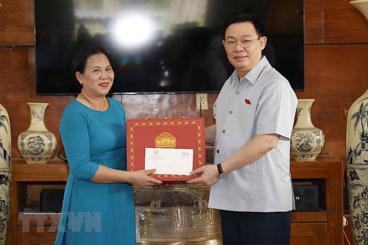 Chủ tịch Quốc hội Vương Đình Huệ tặng quà cán bộ, nhân viên Di tích Quốc gia Đặc biệt Thành cổ Quảng Trị. (Ảnh: Doãn Tấn/TTXVN)