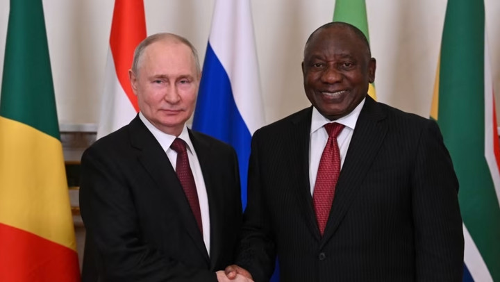 Tổng thống Nga Vladimir Putin (trái) và Tổng thống Nam Phi Cyril Ramaphosa. (Ảnh: mobtada)
