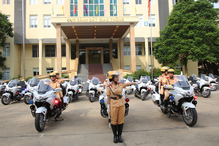 'Bóng hồng' CSGT mở đường cho đoàn xe ưu tiên bằng mô tô 1.800 phân khối - 3