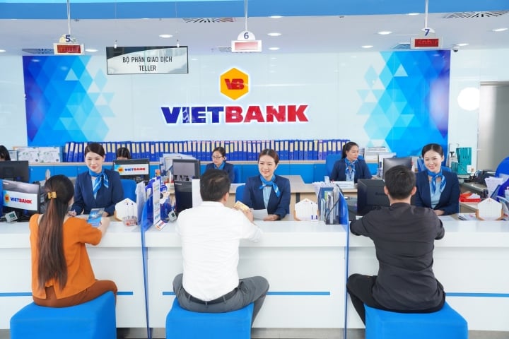 Khách hàng giao dịch tại Vietbank.