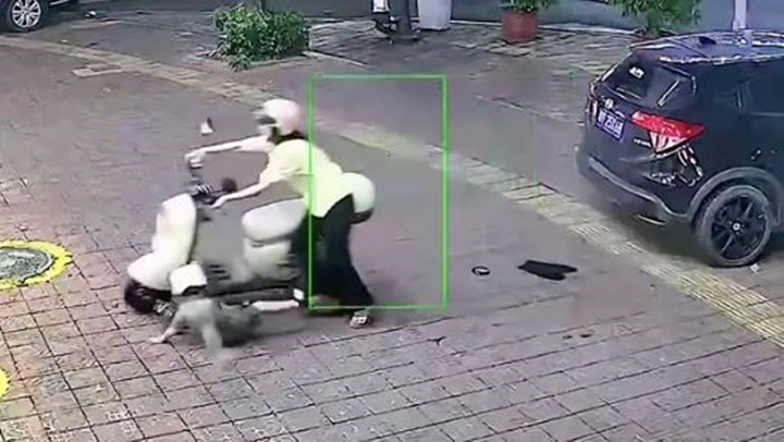 Lần thứ ba, người mẹ vít nhầm ga, đâm thẳng xe vào con trai; chiếc xe đổ đè lên người cậu bé.