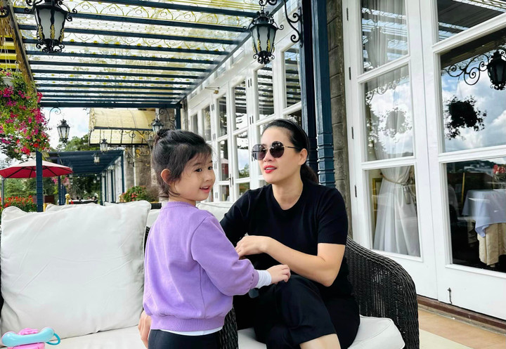 Thân Thúy Hà chia sẻ về con gái biết nịnh mẹ: "Mẹ nấu ăn ngon nhất thế giới. Mẹ cho con ăn những món con thích nhất thế giới. Mẹ đẹp nhất thế giới (câu này gan nhất thế giới nè). Con yêu mẹ nhất thế giới. Rồi xong kiểu gì cũng bị xin xỏ mua đồ chơi cho coi".