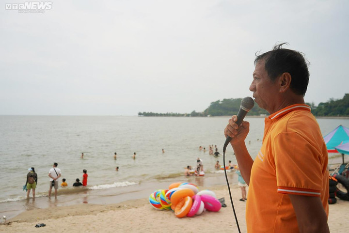 Lúc 15h ngày 17/7, tại bãi biển Đồ Sơn, lực lượng cứu hộ huy động tối đa lực lượng đứng dọc bãi biển, tuyên truyền người dân không bơi xa bờ, có phương tiện bảo hộ để bảo đảm an toàn trước diễn biến bất thường của thời tiết.