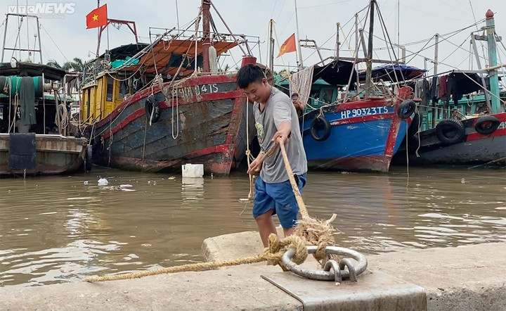 Cùng với đó, đơn vị tiếp tục khẩn trương thông báo, kêu gọi tàu thuyền đang hoạt động trên biển về nơi trú tránh an toàn.