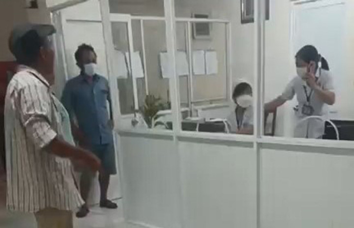 Người nhà kéo đến bệnh viện yêu cầu giải thích. (Ảnh: Cắt từ clip)
