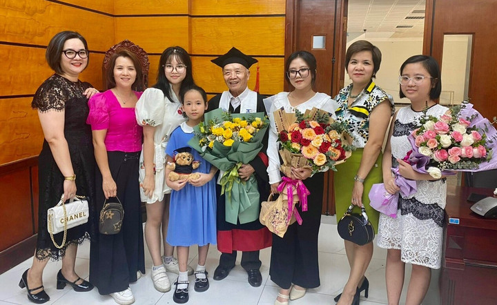 Ông Đức chụp ảnh cùng con, cháu trong ngày nhận bằng tốt nghiệp đại học. (Ảnh: NVCC)