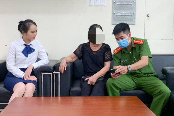 Bà H. (áo đen) may mắn được lực lượng chức năng phát hiện và kịp thời can ngăn. (Ảnh: CACC)