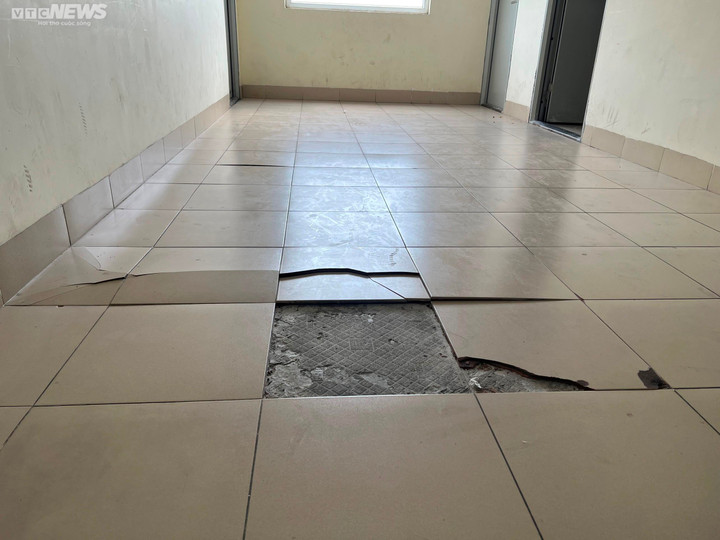 Trả lời PV VTC News, ông Nguyễn Tắc Lưu, Giám đốc Công ty TNHH Trainco Bình Định là đại diện chủ đầu tư cho biết, hiện tượng nền gạch bị nứt gây ra tiếng nổ là do thời tiết nắng nóng khiến gạch bị giãn nở bung lên.