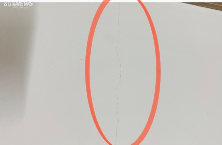 Trên tường căn hộ cũng xuất hiện vết nứt dài kéo xuống tận đường nứt của gạch nền.