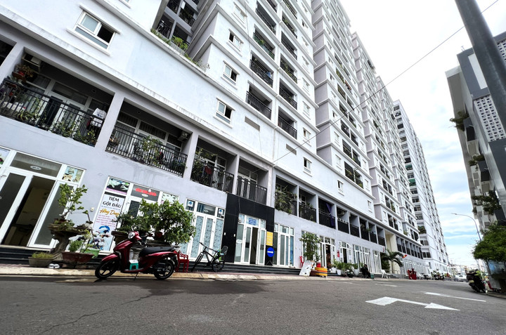 Dự án Nhà ở xã hội - Chung cư Hoàng Văn Thụ Quy Nhơn có tên gọi khác là Chung cư Xuân Thủy Quy Nhơn do Công ty TNHH Trainco Bình Định làm chủ đầu tư. Vị trí chung cư nằm ở hai mặt tiền đường Xuân Thủy, Hoàng Văn Thụ thuộc khu vực 6, phường Quang Trung, thành phố Quy Nhơn.Theo hồ sơ, dự án được xây dựng trên tổng diện tích đất 6.293 m2, với tổng vốn đầu tư là 295,672 tỷ đồng, với quy mô 289 căn hộ các loại. Cùng đó, dự án Nhà ở xã hội – Chung cư Hoàng Văn Thụ phần mở rộng với quy mô 2 block