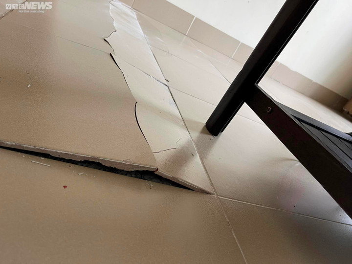 Đến 3h sáng 17/7, nền căn hộ vẫn tiếp tục nứt gãy kèm âm thanh lớn.