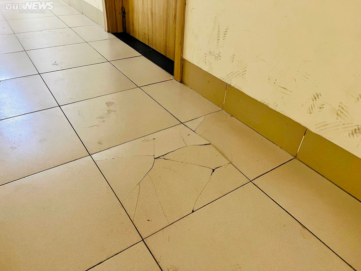 Tuy nhiên, theo ông Chương, đại diện Ban quản trị chung cư Hoàng Văn Thụ, hiện tượng gạch nền bỗng nứt vỡ thường xuyên xảy ra. Có đến hàng trăm căn hộ gặp tình trạng tương tự như trên và đã nhiều lần gửi kiến nghị đến chủ đầu tư.