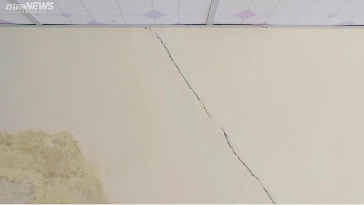 Theo ông Chương, Dự án Nhà ở xã hội - Chung cư Hoàng Văn Thụ Quy Nhơn đã được xây dựng hoàn thiện và bàn giao căn hộ cho cư dân từ cuối năm 2020. Từ đó đến nay đã 3 lần dự án này phải tiến hành xử lý tình trạng nứt nổ gạch nền và nứt tường các căn hộ. "Do chất lượng công trình không đảm bảo chứ không phải do thời tiết", ông Chương khẳng định.