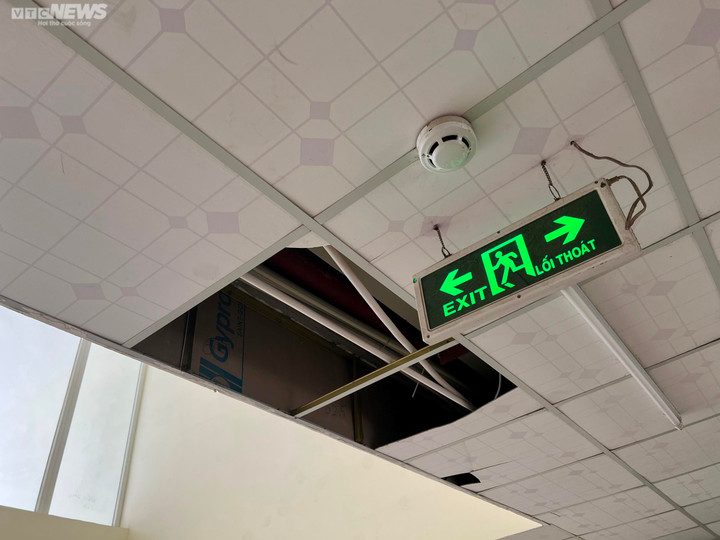 Hệ thống trần nhà hư hỏng nhưng chậm xử lý, nhìn rất nhếch nhác.