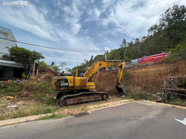 Ngày 10/7/2023, Công ty Trainco Bình Định có thông báo sẽ triển khai xây dựng tường chắn tại chung cư vào ngày 15/7/2023. Tuy nhiên, đến nay máy móc được đưa đến nhiều ngày trước đó để phục vụ xây dựng vẫn "nằm dài trông ngày tháng dần qua".