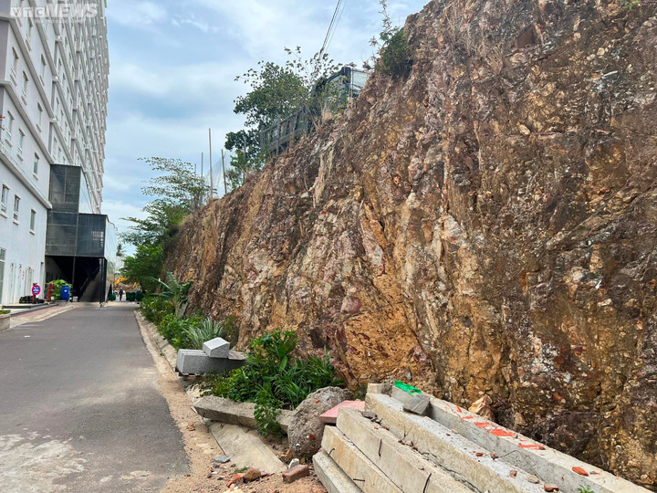 3 năm qua, cư dân sinh sống tại chung cư yêu cầu chủ đầu tư (Công ty TNHH Trainco Bình Định) thực hiện cam kết ban đầu là xây dựng bờ kè rào chắn khi tiến hành triển khai dự án để đảm bảo an toàn tính mạng và tài sản của cư dân vào mùa mưa bão nhưng đến nay vẫn "án binh bất động".