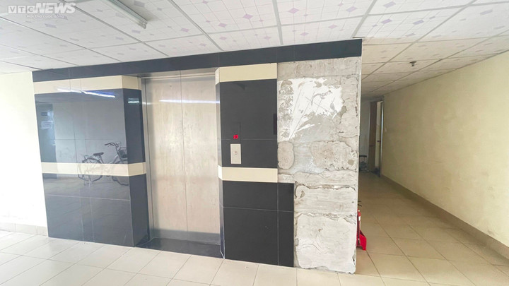 Gạch ốp trước thang máy cũng bị bong tróc từng mảng. Thang máy dành cho cư dân sử dụng nhãn hiệu không đúng theo hợp đồng cam kết, điện thoại intercom trong thang máy không hoạt động, thang máy liên tục trong tình trạng lỗi hệ thống "giam người" bên trong.