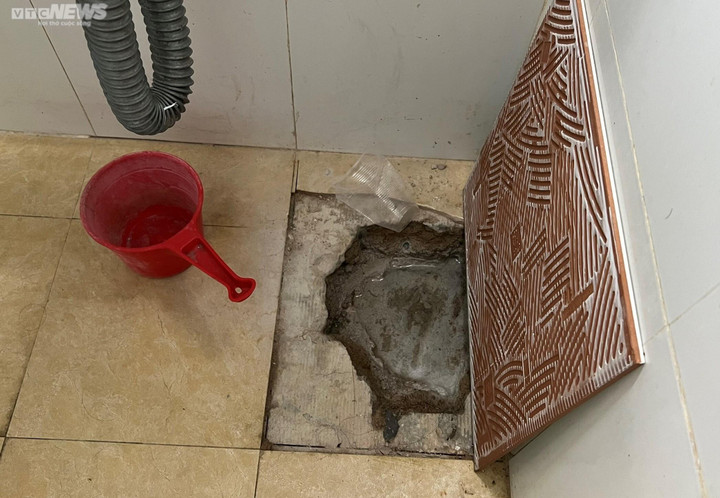 Ông H. cho biết, dù đã kiến nghị rất nhiều lần với Ban Quản trị chung cư, sau đó chuyển lên chủ đầu tư nhưng hơn 1 năm qua chưa có biện pháp khắc phục. Tuy sống tại tầng 14 gần như cao nhất nhưng ngày ngày, ông H. phải múc nước từ lỗ nhỏ trong nhà tắm để nước không thoát ra gây ngập nền. "Đã có một lần sữa chữa nhưng chỉ là lát lại nền gạch vì bị vỡ, giờ chúng tôi không biết sống trong tình trạng này đến khi nào nữa", ông H. chia sẻ.