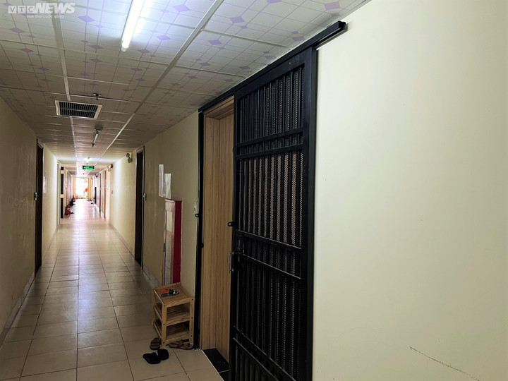 Một số căn hộ làm cửa sắt bảo vệ bên ngoài sai quy định PCCC. Phòng Cảnh sát PCCC và CNCH Công an tỉnh Bình Định yêu cầu tháo dỡ nhưng vẫn chưa thực hiện triệt để.