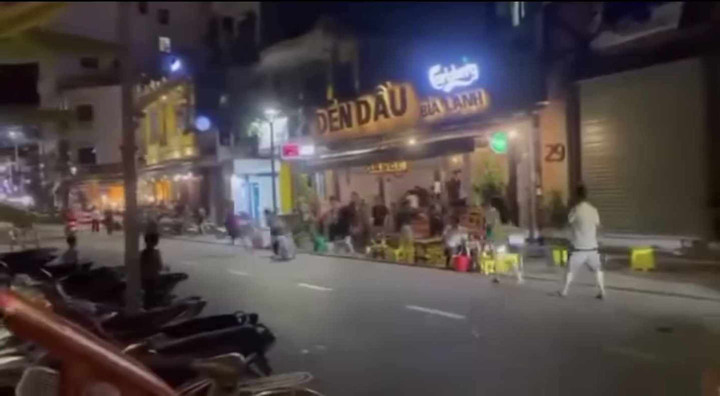 Hiện trường nơi xảy ra vụ ẩu đả. (Ảnh cắt từ clip)