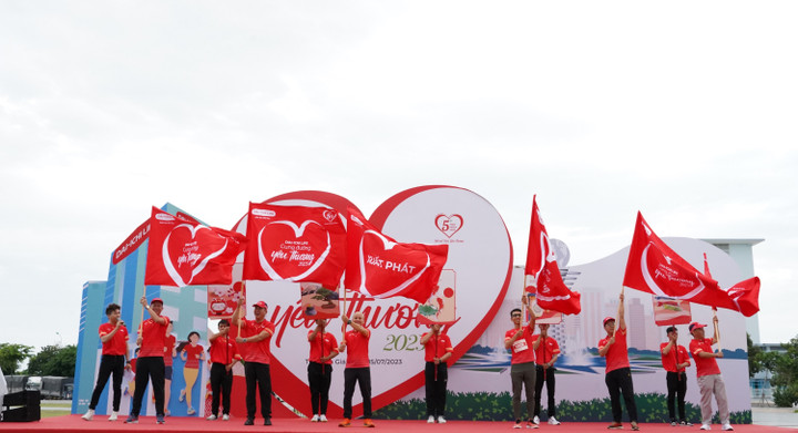 Ban Giám đốc Dai-ichi Life Việt Nam thực hiện nghi thức phất cờ khai mạc Sự kiện Kết Nối Dai-ichi Life - Cung Đường Yêu Thương 2023.