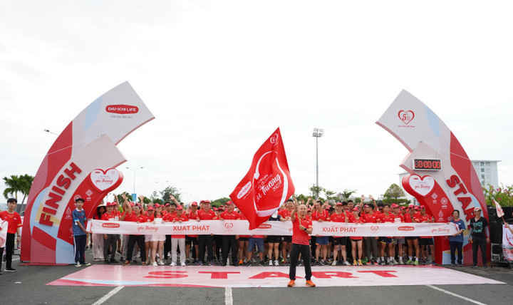 Ông Lưu Anh Tuấn - Phó Tổng Giám đốc Tài chính phất cờ xuất phát Sự kiện Kết Nối Dai-ichi Life - Cung Đường Yêu Thương 2023.