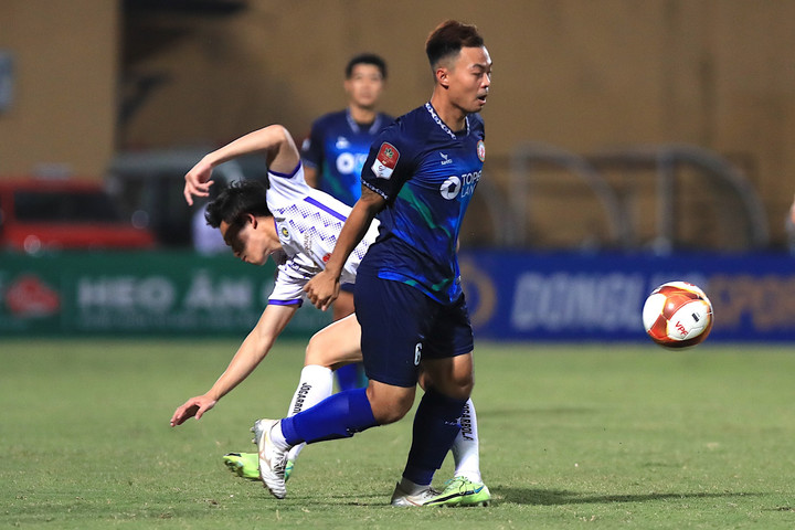 Hà Nội FC dồn ép Bình Định.