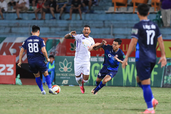 Hà Nội FC dồn ép đối thủ.