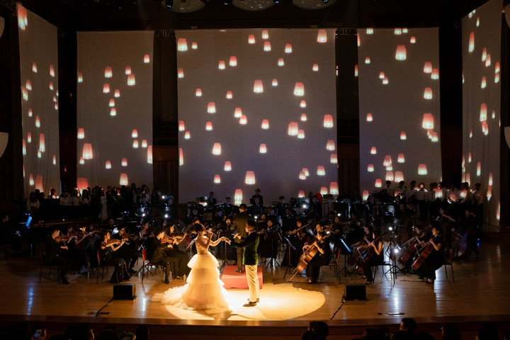 Hiệu ứng sân khấu đóng vai trò quan trọng trong việc đẩy cảm xúc của khán giả lên cao trào.