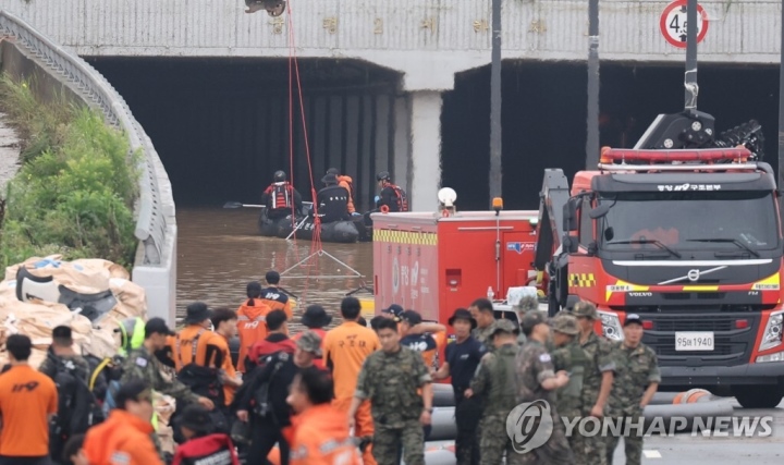 Hoạt động tìm kiếm cứu nạn trong một đường hầm ngầm bị ngập nước ở Osong, thành phố Cheongju hôm 16/7. (Ảnh: Yonhap)