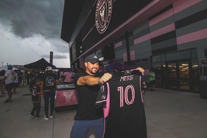 Inter Miami Club held the launch ceremony of Lionel Messi this morning of July 17 (Vietnam time). The fans came to the field early to have the opportunity to see the world No. 1 star appear in the US team's shirt for the first time.