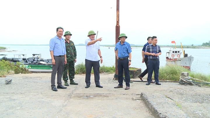 Ông Đỗ Văn Tuấn, Phó Chủ tịch thường trực UBND TP Móng Cái (Quảng Ninh), Phó Trưởng ban PCTT-TKCN&PTDS yêu cầu UBND các xã nhanh chóng thông tin, liên lạc kêu gọi các tàu thuyền về nơi trú trán an toàn, hoàn thành trước 16h ngày 17/7.