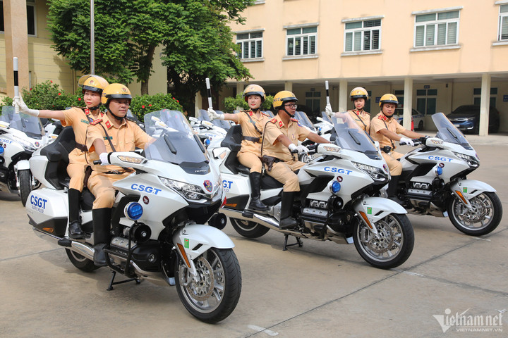 'Bóng hồng' CSGT mở đường cho đoàn xe ưu tiên bằng mô tô 1.800 phân khối - 2