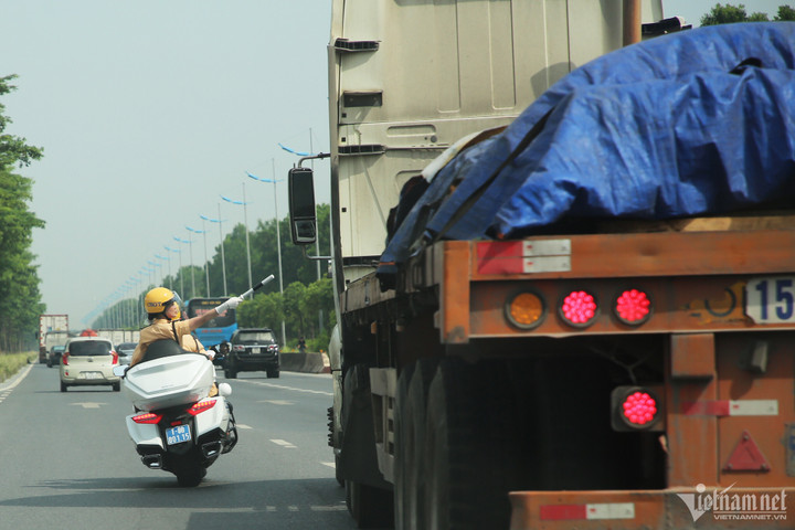 'Bóng hồng' CSGT mở đường cho đoàn xe ưu tiên bằng mô tô 1.800 phân khối - 7