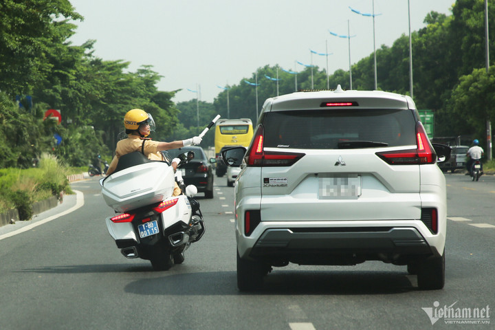'Bóng hồng' CSGT mở đường cho đoàn xe ưu tiên bằng mô tô 1.800 phân khối - 6