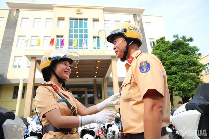 Nữ chiến sĩ CSGT chỉnh đốn trang phục sẵn sàng lên đường làm nhiệm vụ.