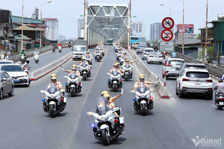 'Bóng hồng' CSGT mở đường cho đoàn xe ưu tiên bằng mô tô 1.800 phân khối - 10