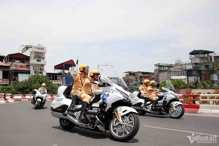 Mô tô Honda Goldwing 1.800 phân khối lần đầu tiên được sử dụng để dẫn đoàn.