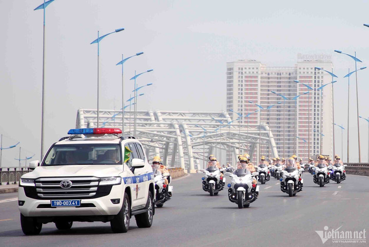 Đoàn 30 mô tô dẫn đoàn qua cầu Đông Trù (Đông Anh).