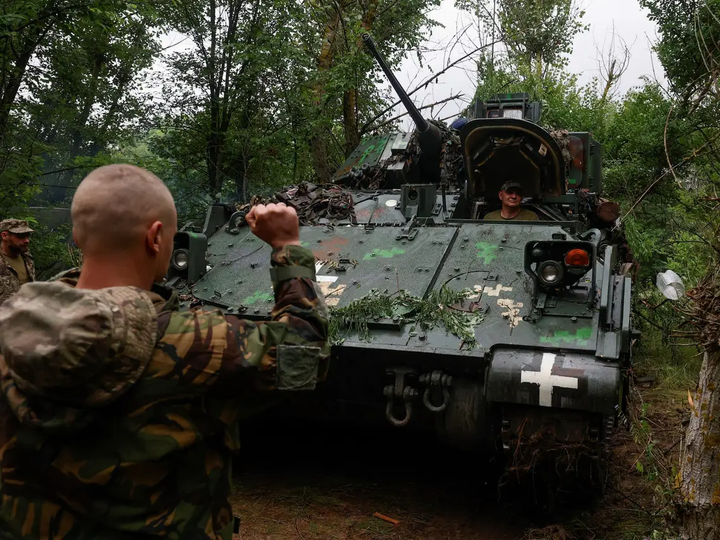 Xe chiến đấu bộ binh M2A2 Bradley của quân đội Ukraine. (Ảnh: Business Insider)