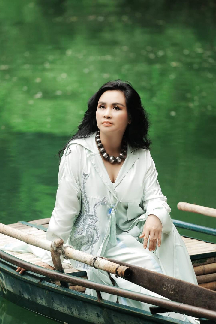 Ở tuổi gần 60, diva Thanh Lam vẫn rất xinh đẹp, da mặt căng đầy, trắng sáng. Đi kèm loạt ảnh, cô viết: "Nhớ một người, thương một người". Trước chia sẻ này, hôn phu của diva liền hỏi khó khi cho rằng "một mệnh đề rất mông lung vì ai cũng có thể nghĩ là mình". Đáp lại câu hỏi của bạn trai, Thanh Lam ngại ngùng nói đây là điều bí mật.