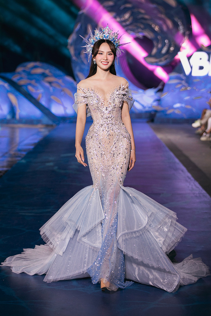 Mở màn cho bộ sưu tập là Á hậu Phương Nhi với chiếc váy trắng bạc bồng bềnh lấp lánh như một làn sóng diệu dàng và kết show là Đương Kim Miss World - hoa hậu Mai Phương - nàng tiên cá có giọng hát thiên thần đẹp tuyệt vời trong bộ dạ hội công phu màu xanh Bạc biển khơi.