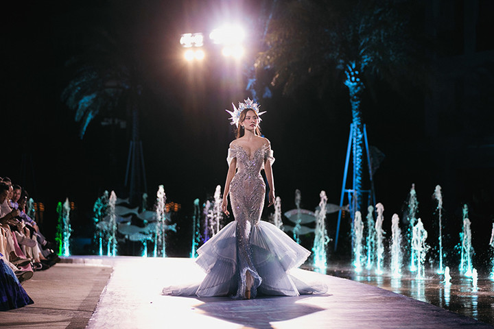 Bộ sưu tập "Song of Mermaid" không chỉ toát nên vẻ đẹp lấp lánh xa hoa mà còn mang thông điệp hướng đến hạnh phúc trọn vẹn - khi những nàng tiên cá có thể tự tin sải bước trên đôi chân xinh đẹp của loài người mà không cần đánh đổi giọng ca ngọt ngào, vẫn có thể kiêu hãnh hát vang giấc mơ chinh phục tình yêu trong cổ tích của mình.