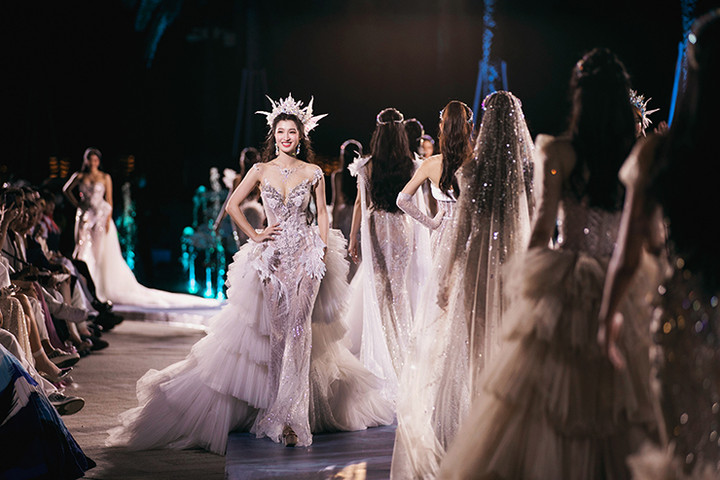 "Khúc hát mỹ nhân ngư" đã tôn tạo nét đẹp lộng lẫy cùng màn catwalk điêu luyện của các người đẹp - thí sinh Miss World là điểm nhấn khó quên trong hành trình chinh phục chiếc vương miện danh giá.